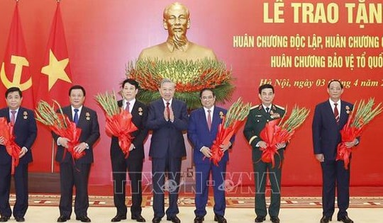 Lễ trao tặng huân chương cao quý cho lãnh đạo Đảng, Nhà nước