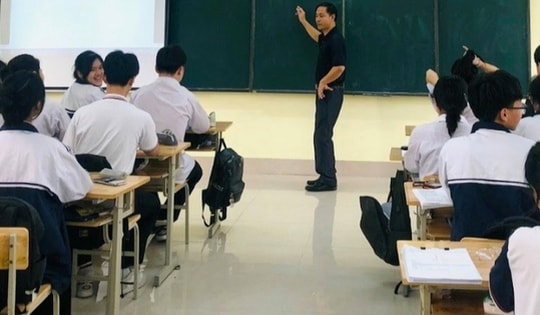 Giáo viên tại nhiều trường học ở Hà Nội vẫn 'mòn mỏi' chờ thu nhập tăng thêm