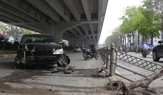 Ô tô đâm văng dải phân cách khiến 2 người bị thương, tài xế rời hiện trường