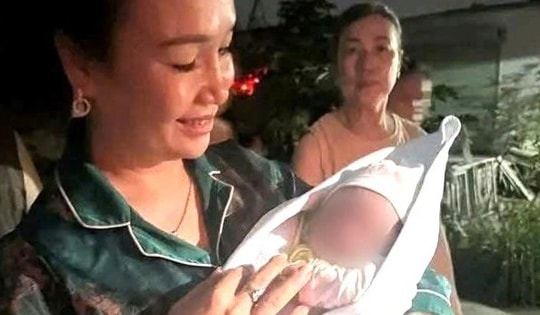 Xót xa bé trai sơ sinh bị bỏ rơi trước cửa nhà dân lúc rạng sáng và 'lời nhắn' nhờ nuôi giúp