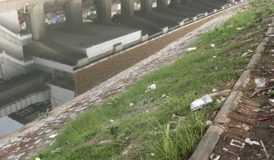 Tình trạng rác thải tái diễn trên sông Tô Lịch sau gần một năm cải tạo