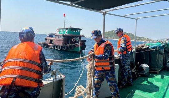 Tàu hải quân cứu hộ tàu cá bị hỏng máy trôi dạt trên biển