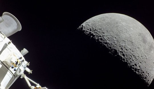 Vì sao tàu vũ trụ đi với vận tốc siêu nhanh mà không va chạm với thiên thể nào?