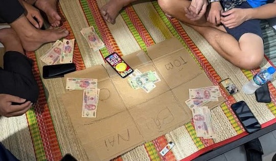 Sát phạt 'bầu cua' ngay trên điện thoại, 8 người bị bắt quả tang