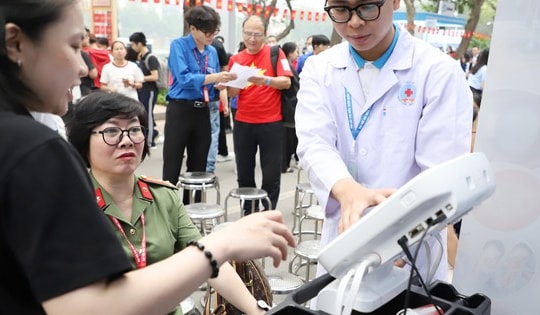 Ngày Sức khỏe toàn dân 7/4: Người dân hào hứng khám, trải nghiệm tại các gian hàng y tế