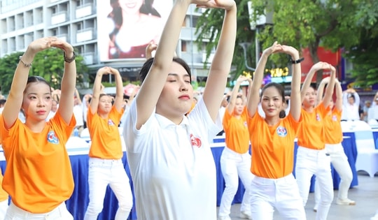 Ngày Sức khỏe toàn dân 7/4: Cận cảnh 2.000 người đồng diễn dưỡng sinh ở TPHCM