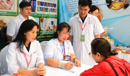 Đông đảo người dân được khám, tư vấn sức khỏe miễn phí tại Lễ mít tinh phát động Ngày Sức khỏe toàn dân