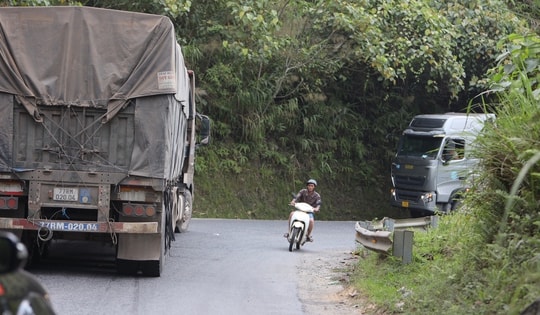 Bất an vì xe tải nặng trên Quốc lộ 49