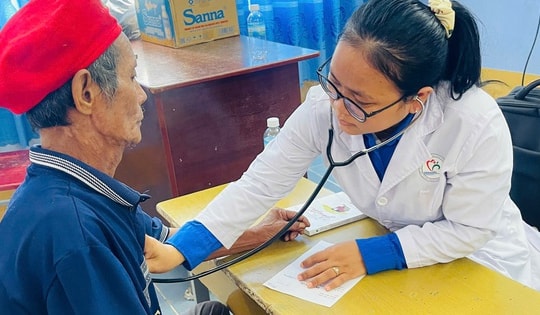 Ngày Sức khỏe toàn dân 7/4: Thầy thuốc về làng chăm lo sức khỏe cộng đồng