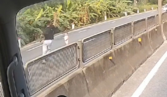 Video khoảnh khắc tài xế băng qua làn ngược chiều cứu cháu bé khỏi tình huống nguy hiểm