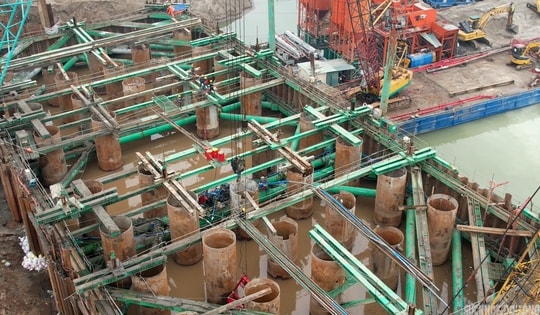 Dưới hố móng trụ tháp cầu Tứ Liên, người thợ lặn giữ nhịp thi công