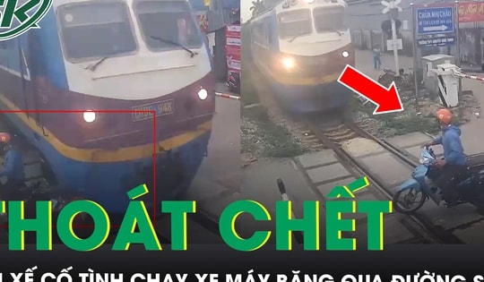 Tài xế thoát chết trong gang tấc khi vừa dùng điện thoại vừa cố tình chạy xe máy băng qua đường sắt