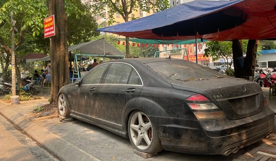 Hà Nội: Cận cảnh Mercedes S63 'nằm im' một thập kỷ, công an đang tìm chủ nhân