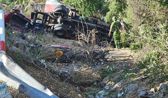 Xe khách lao xuống vực ở Lâm Đồng, 4 người tử vong, nhiều người bị thương