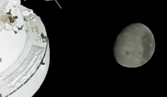 Phi hành đoàn Artemis II choáng ngợp trước khung cảnh từ không gian bên kia Mặt Trăng