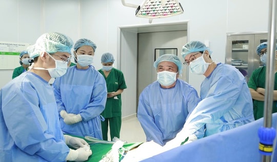 Cô gái 27 tuổi chiến thắng ung thư với 'đường mổ vô hình' không để lại sẹo