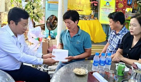 Hỗ trợ khẩn cấp các gia đình nạn nhân vụ xe ô tô lao xuống vực ở Lâm Đồng