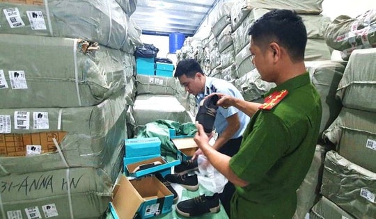 Kiểm tra cửa hàng kinh doanh, phát hiện hơn 10.000 đôi giày giả da không rõ nguồn gốc