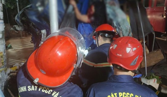 Công an Hải Phòng cứu 2 nạn nhân mắc kẹt trong cabin ô tô đâm vào tường nhà dân lúc rạng sáng