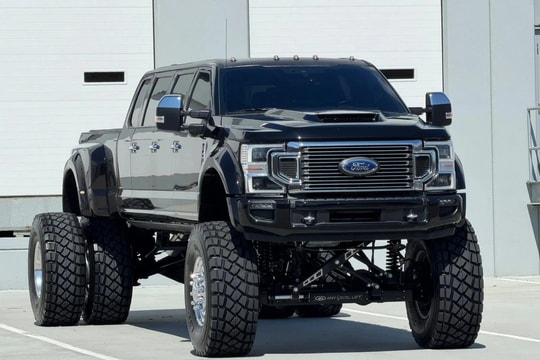 Cận cảnh 'quái thú' bán tải 11 chỗ ngồi, bình dầu đổ đầy hơn 700 lít