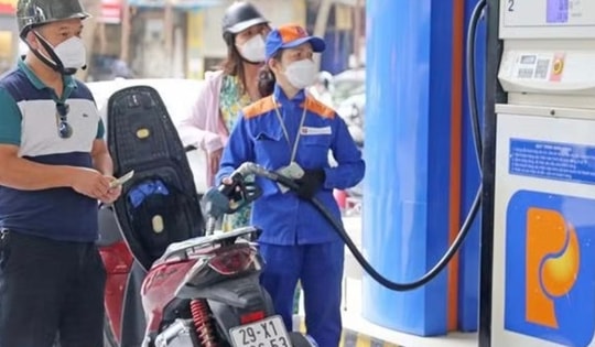 Giá xăng dầu trong nước đồng loạt đi xuống, mặt hàng RON95-III giảm 440 đồng mỗi lít