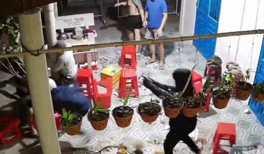 Nhóm người lạ xông vào nhà nổ súng, đâm chém người đang ăn nhậu