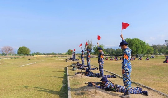 Tổ chức bắn đạn thật cho chiến sĩ mới ở Vùng 4 Hải quân
