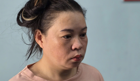 Bắt người phụ nữ hành hung nhân viên gác chắn đường sắt