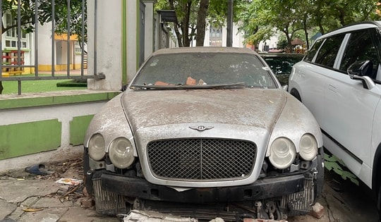 Loạt xe sang bị 'bỏ quên' trên vỉa hè Hà Nội: Từ Mercedes S63 đến Bentley