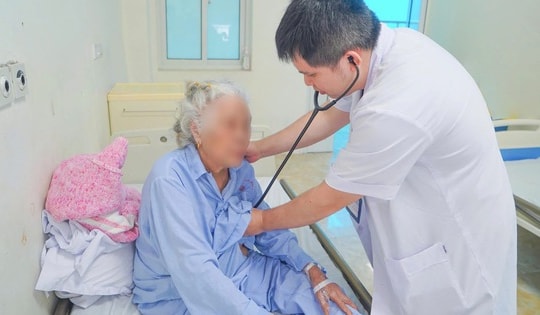 Cụ bà 91 tuổi suy tim nặng được cứu sống ngoạn mục nhờ kỹ thuật thay van động mạch chủ qua da