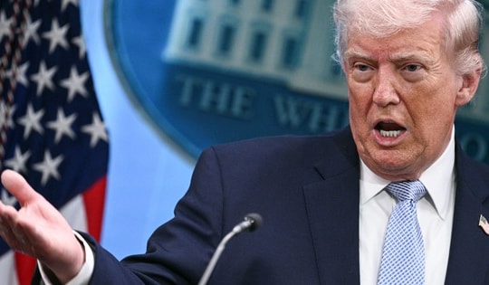 Ông Trump bất ngờ 'xuống thang', tạm dừng tấn công Iran sau tối hậu thư cứng rắn