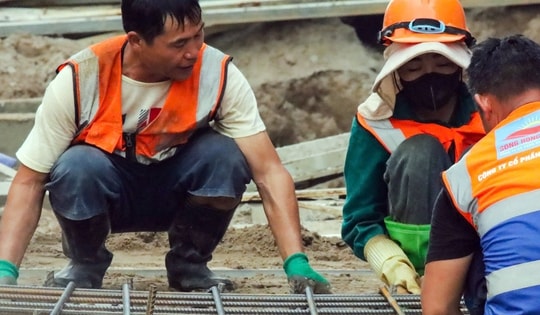 Giữa thời tiết oi nóng, công nhân hối hả thi công Vành đai 2,5