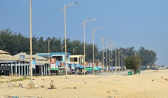 Oằn mình vượt qua nhiều đợt mưa bão, bãi biển nổi tiếng ở Huế vào mùa đón khách