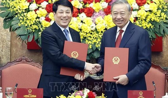 Bàn giao công tác giữa Tổng Bí thư, Chủ tịch nước Tô Lâm và nguyên Chủ tịch nước Lương Cường