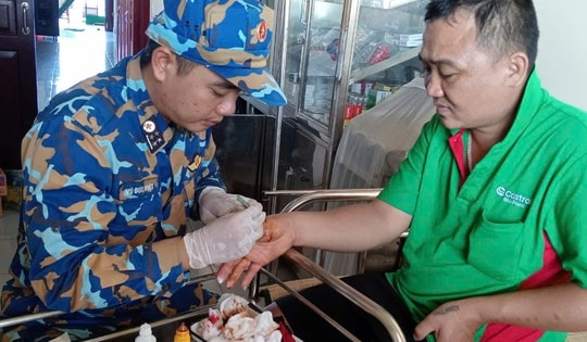 Nhà giàn DK1/7 kịp thời xử trí vết thương cho ngư dân bị cá chình cắn