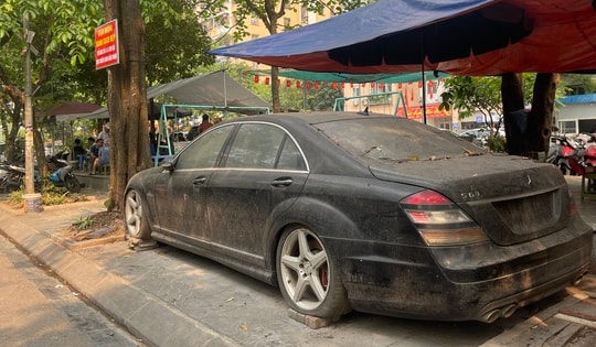 Xe sang 'bỏ quên' trên vỉa hè Hà Nội: Quy định của pháp luật xử lý ra sao?