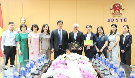 Thứ trưởng Thường trực Vũ Mạnh Hà tiếp và làm việc với chuyên gia cố vấn chính sách y tế của JICA