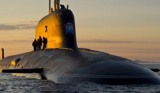 Anh theo dõi tàu ngầm hạt nhân Nga một tháng