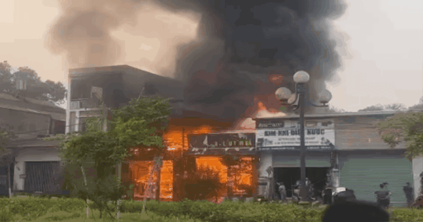 Quán lẩu trên đường Nguyễn Tất Thành bốc cháy ngùn ngụt