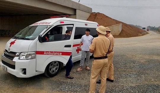 Xử phạt tài xế không bằng lái vẫn điều khiển xe cứu thương