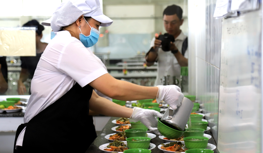 TPHCM: Đơn vị cung cấp suất ăn cho Trường Bình Quới Tây bị yêu cầu tạm ngưng hoạt động