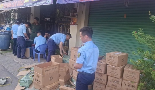 Phát hiện cơ sở kinh doanh mỹ phẩm 'chui', chứa hàng nghìn sản phẩm không rõ nguồn gốc ở TPHCM