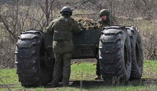 Robot khổng lồ Chelnok của Nga lần đầu được phát hiện trên tiền tuyến