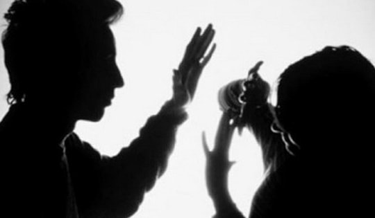 Cán bộ xã đánh vợ tổn hại 95% sức khỏe bị khởi tố, bắt tạm giam