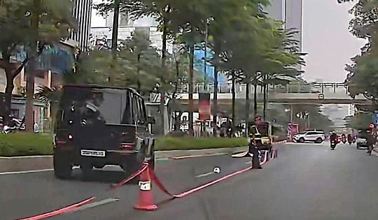 Ô tô Mercedes G63 tông tử vong cụ ông trên phố Đào Tấn