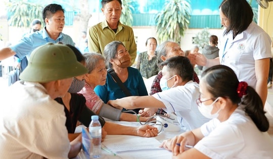 Đưa dịch vụ y tế về cơ sở, hơn 300 người dân được khám miễn phí