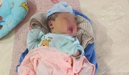 Bé gái sơ sinh bị bỏ rơi vào sáng sớm ở gần nhà văn hóa