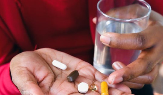 Dấu hiệu cảnh báo cơ thể dư thừa vitamin