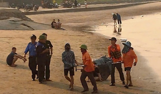 Nam sinh lớp 10 lao vào dòng nước xoáy cứu được 2 người ở biển Cửa Lò