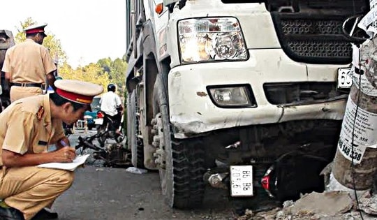 Tài xế xe tải ben bị 'khoán chuyến', có ngày cầm lái tới 15 tiếng